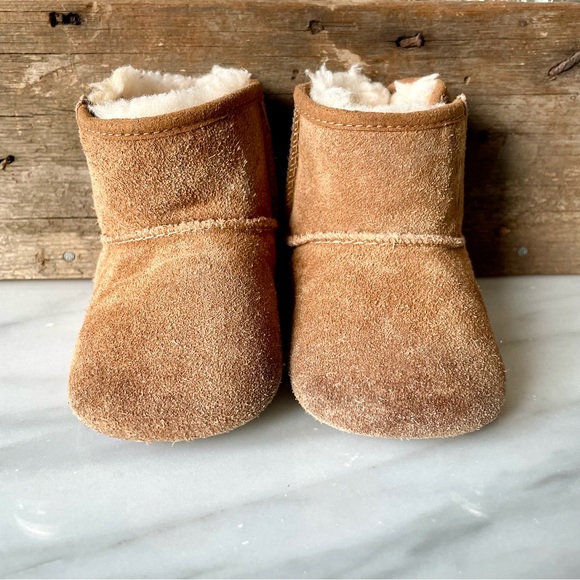 UGG Jesse Bow Crib Shoes•Infant Size 2-3•Ugg Chestnut Suede Lined with Shearling - Picture 2 of 12